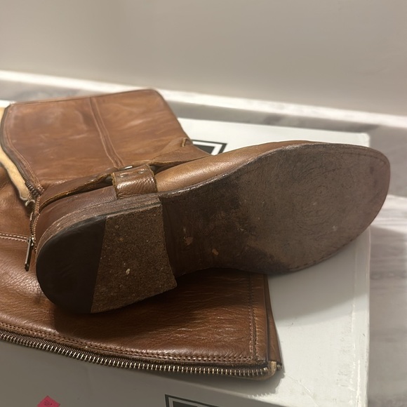 FRYE PHILIP HARNESS TALL COGNAC EXTENDED 9 - Picture 3 of 5